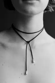 ELEGANT SHOELACE CHOKER