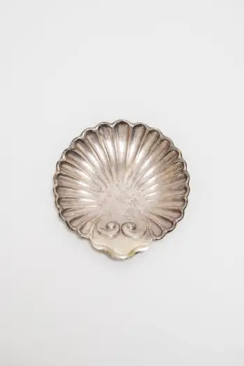 ANONYMOUS. HAND-WROUGHT SILVER SHELL PLATTER. C. 1940