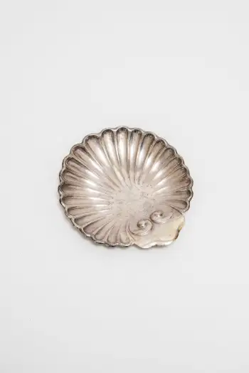 ANONYMOUS. HAND-WROUGHT SILVER SHELL PLATTER. C. 1940