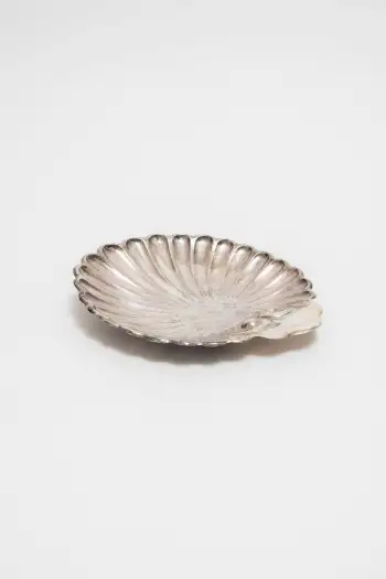 ANONYMOUS. HAND-WROUGHT SILVER SHELL PLATTER. C. 1940